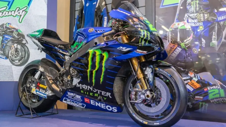 Yamaha YZR-M1 lần đầu tiên dùng động cơ V4